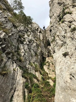 Primer rapel, se llega a una terraza cómoda, encontraremos los anclajes de la 2º cabecera a la izq. De esta imagen
