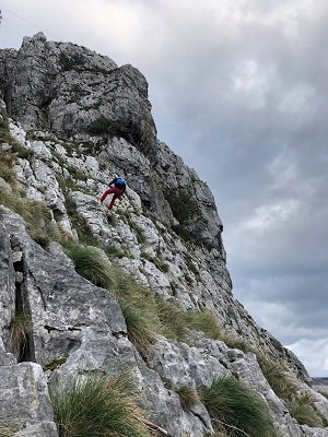 Segundo rapel, mucho más tendido y algo más corto de recorrido. En la parte superior izq. vemos el cable de la tirolina del recorrido K4