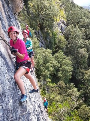 Zona del pequeño techo con la escala de cable sobre las cabezas ferrata Matienzo