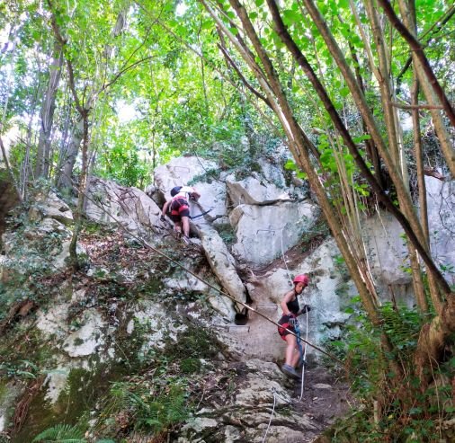 primer resalte de entrada a la Vía Ferrata del calera