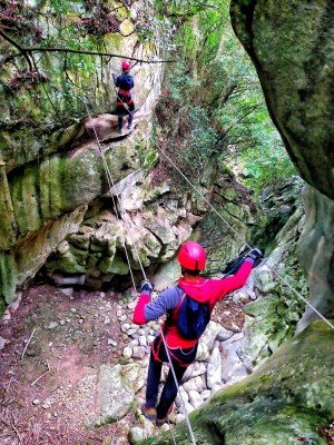 puente tibetano de la via ferrata del calera