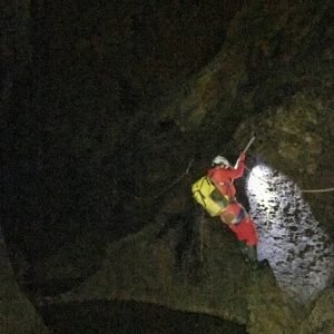 rapel en una cueva cantabra