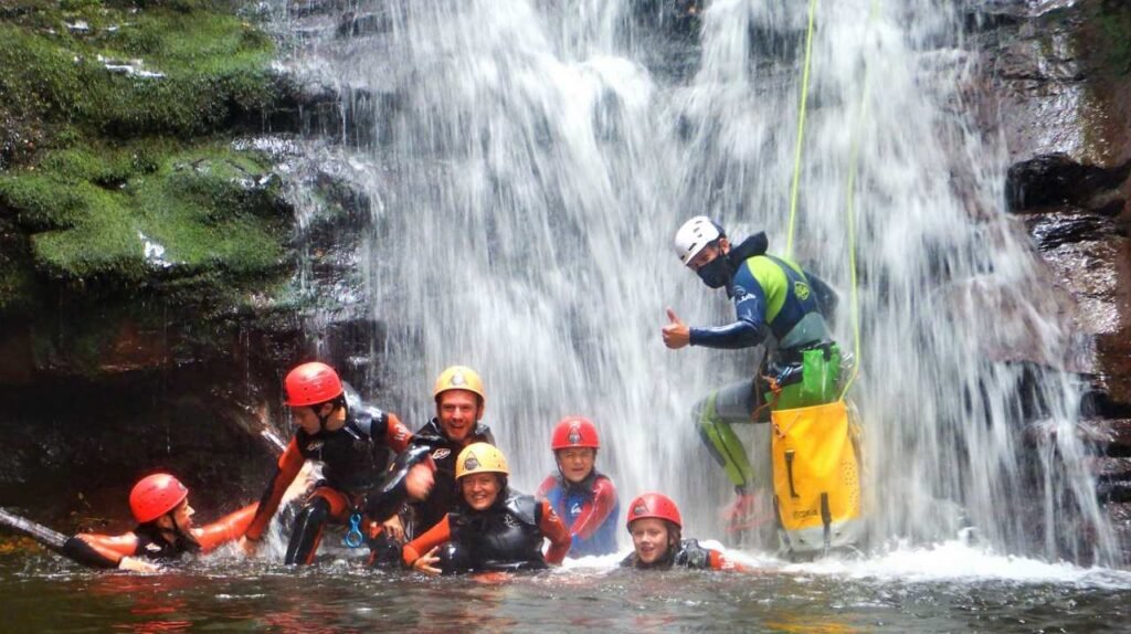 personas realizando el descenso del cañón ajan inferior con valcan