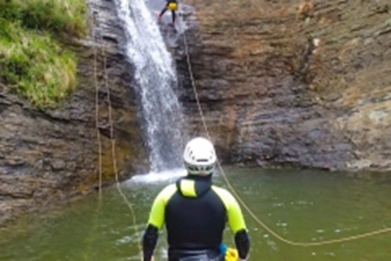 salto de agua con un guía experto de Valcan en el barranco Chorretones